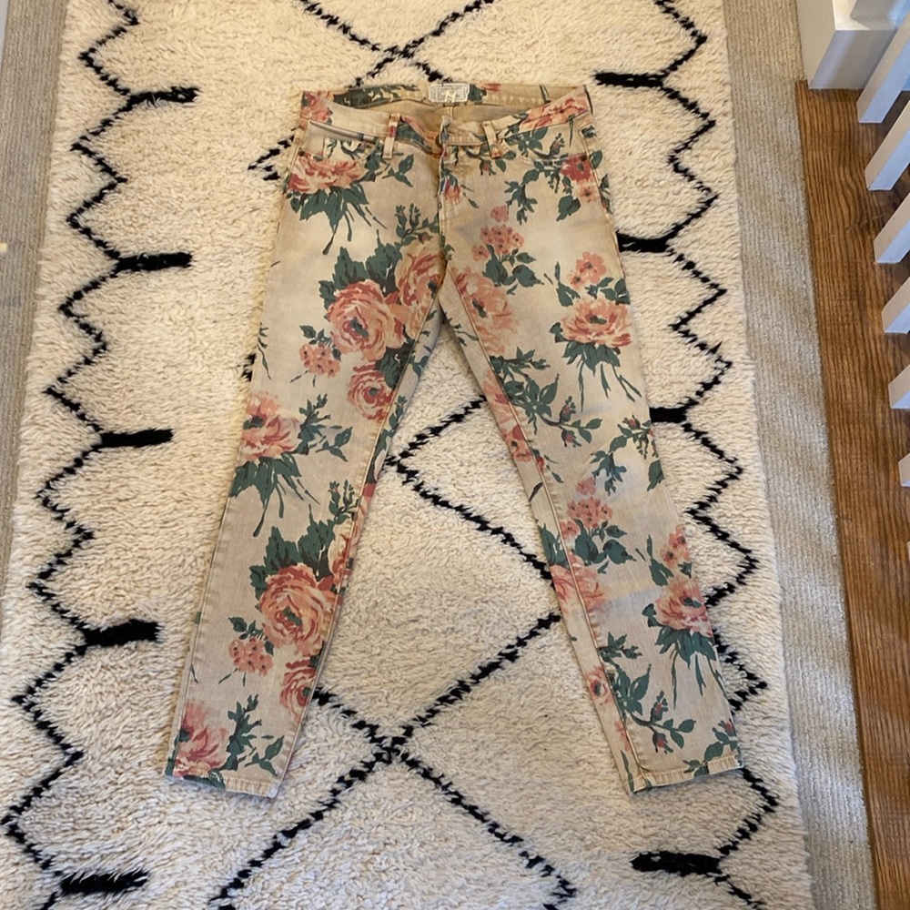 Lightly worn flower print current Elliot jeans. Sits low rise. Skinny fit